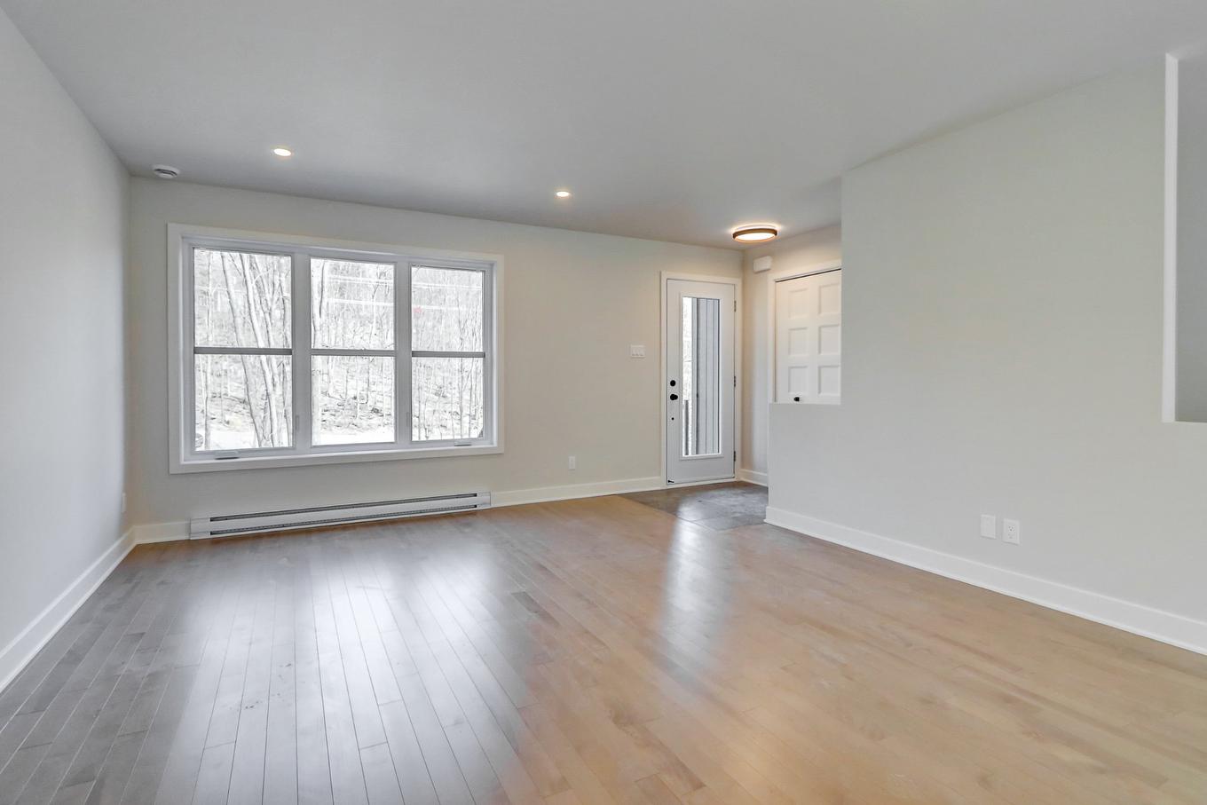 Salon - 118 Ch. Des Quatorze-Îles, Saint-Hippolyte, QC - Indoor Photo Showing Other Room