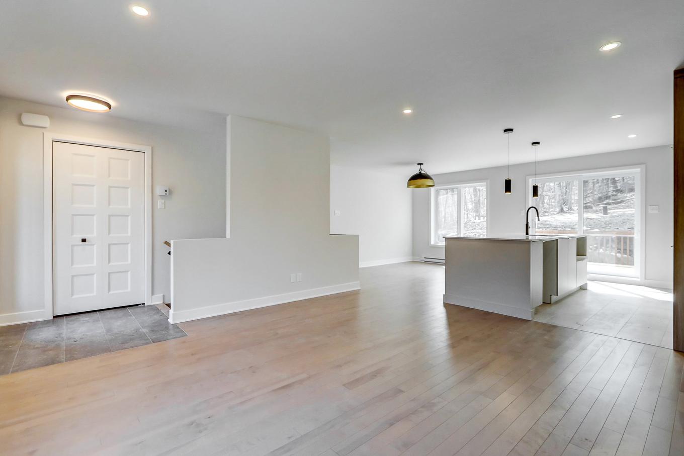 Salon - 118 Ch. Des Quatorze-Îles, Saint-Hippolyte, QC - Indoor