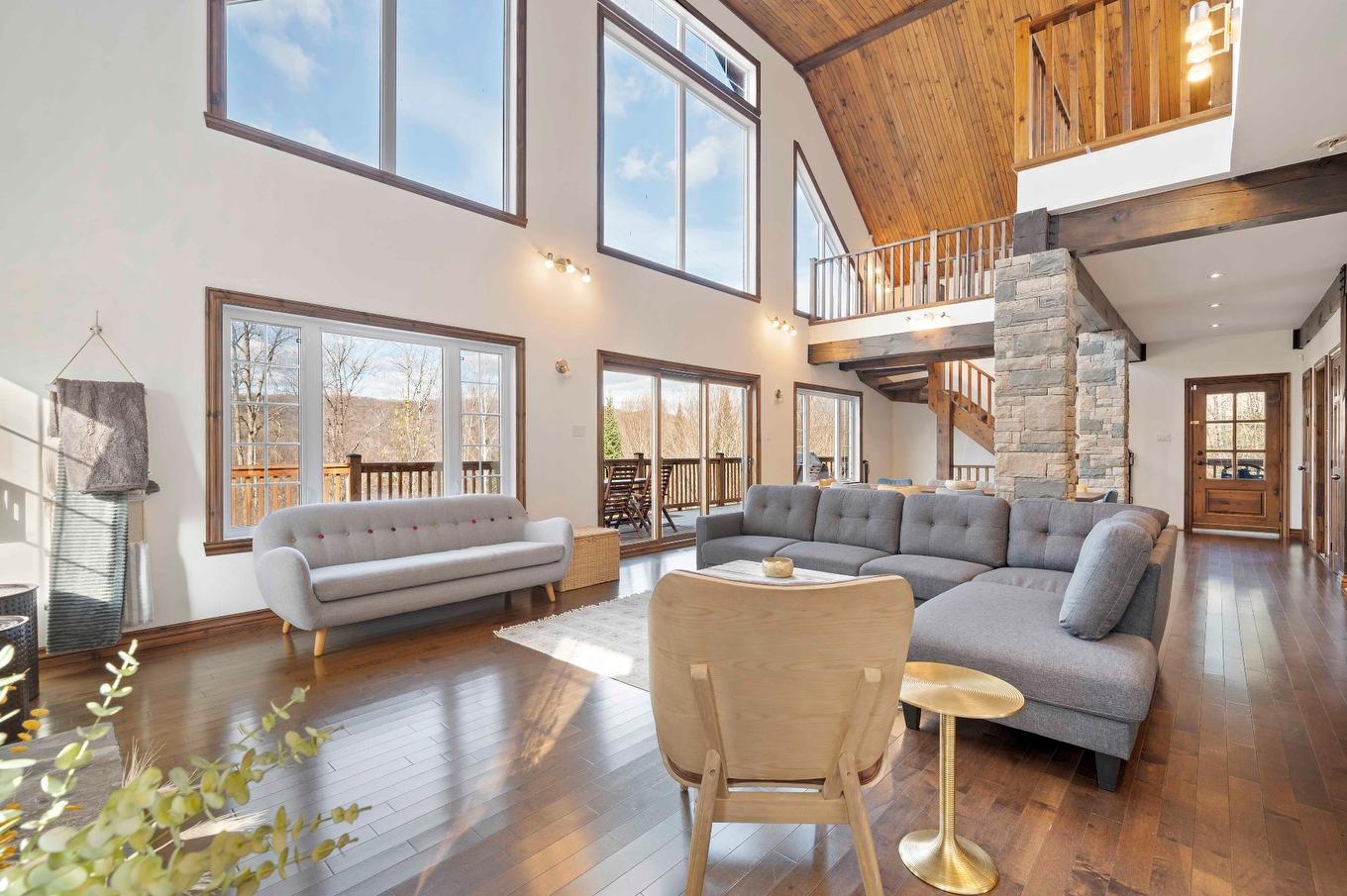 Salon - 132 Ch. Du Domaine-Pépin, Amherst, QC - Indoor Photo Showing Living Room