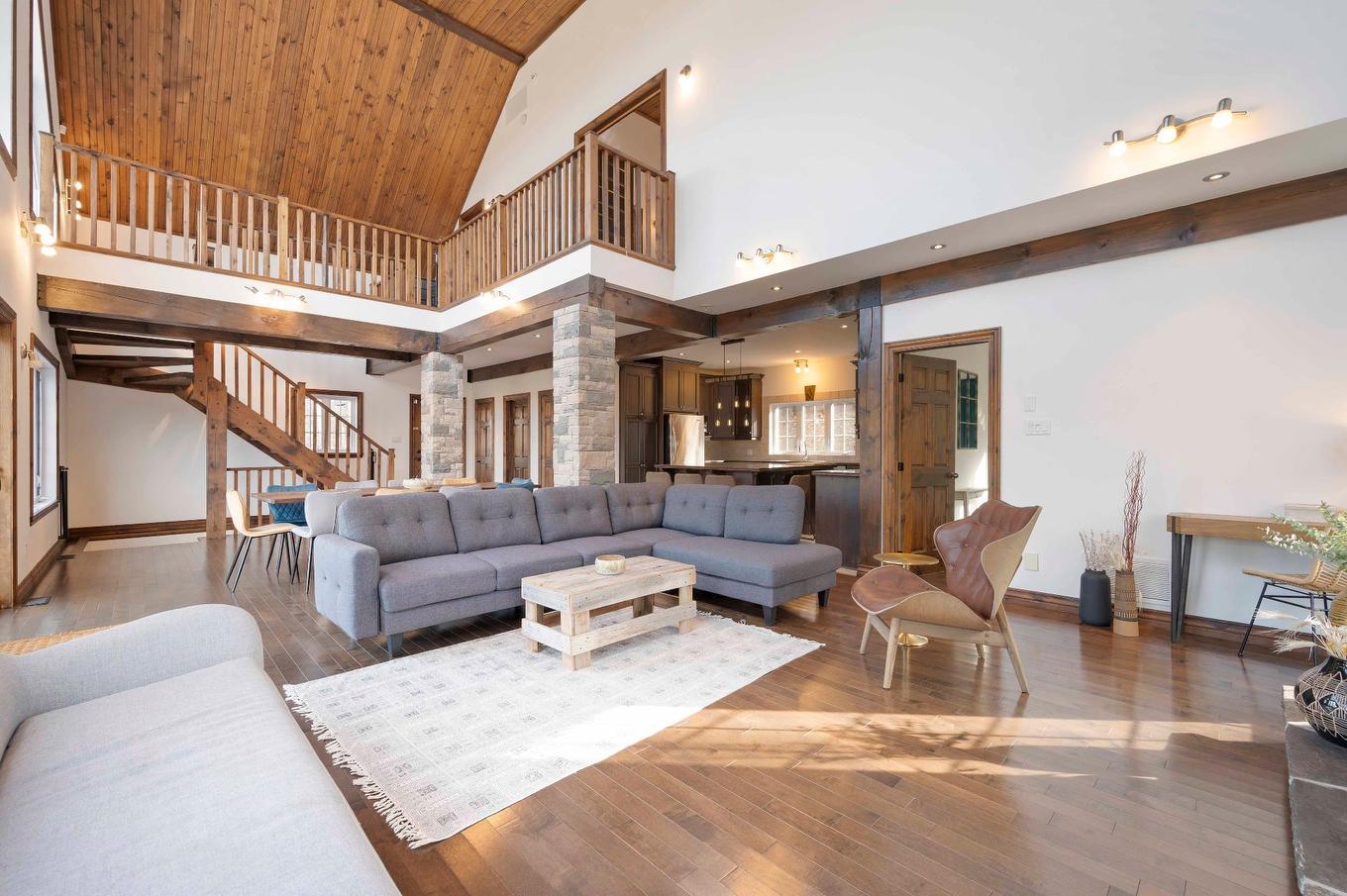 Salon - 132 Ch. Du Domaine-Pépin, Amherst, QC - Indoor Photo Showing Living Room