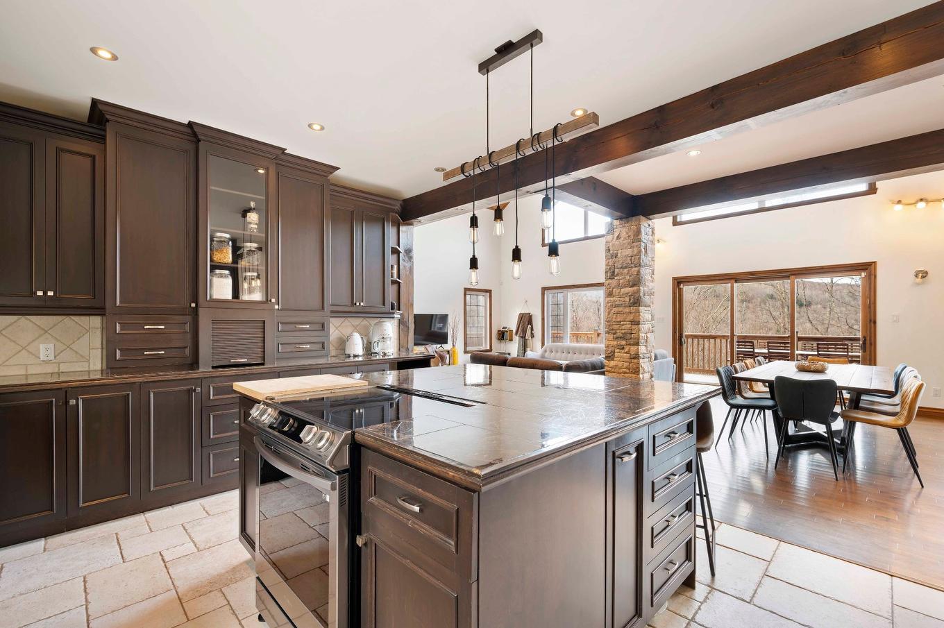 Cuisine - 132 Ch. Du Domaine-Pépin, Amherst, QC - Indoor Photo Showing Kitchen