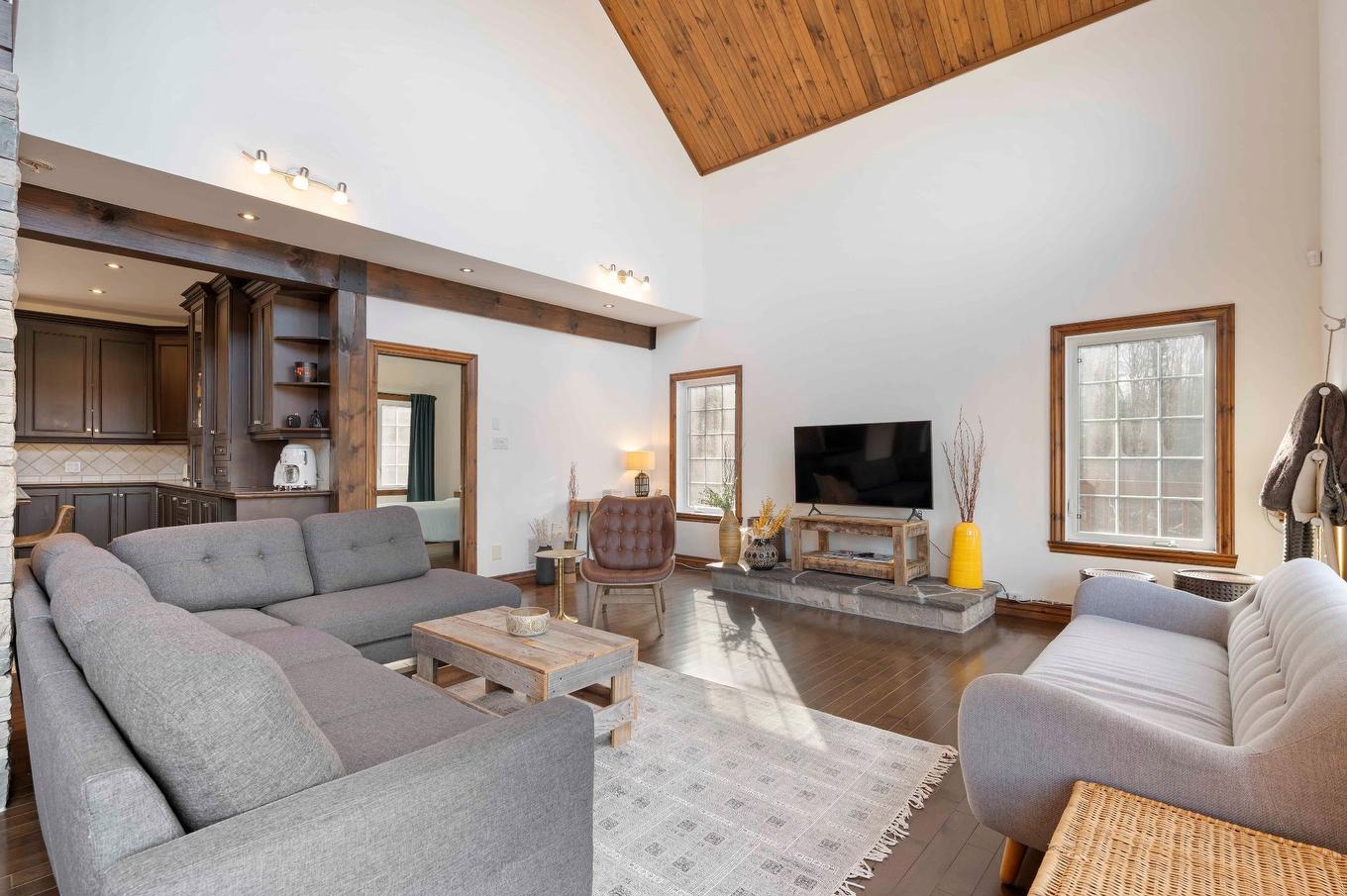 Salon - 132 Ch. Du Domaine-Pépin, Amherst, QC - Indoor Photo Showing Living Room