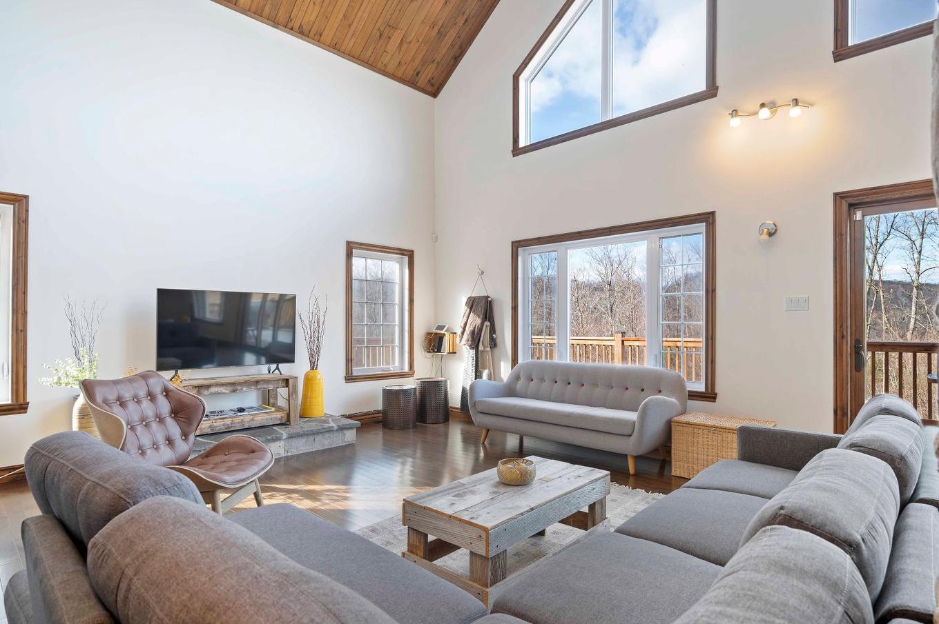 Salon - 132 Ch. Du Domaine-Pépin, Amherst, QC - Indoor Photo Showing Living Room