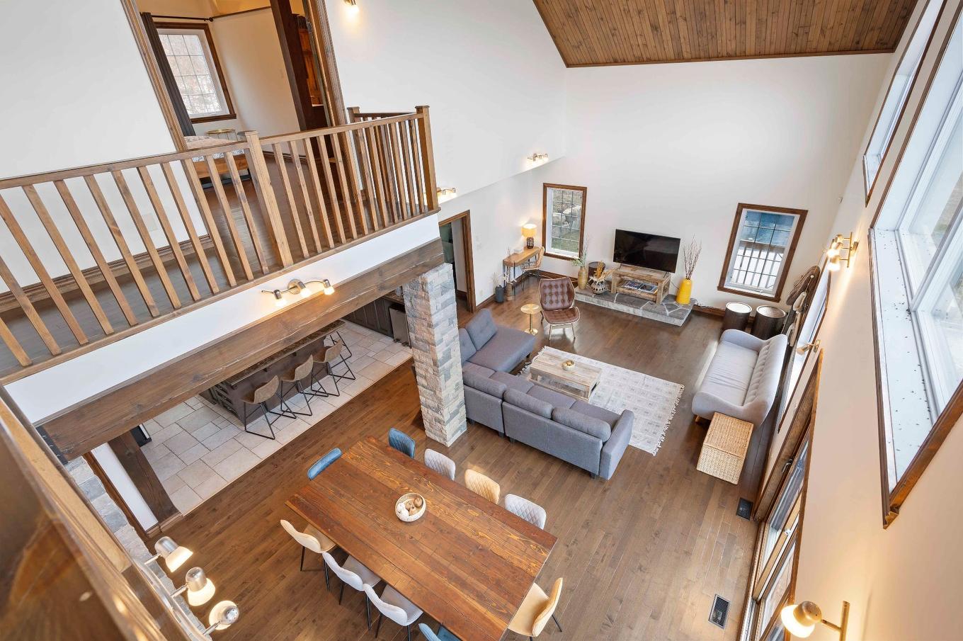 Vue d'ensemble - 132 Ch. Du Domaine-Pépin, Amherst, QC - Indoor With Fireplace