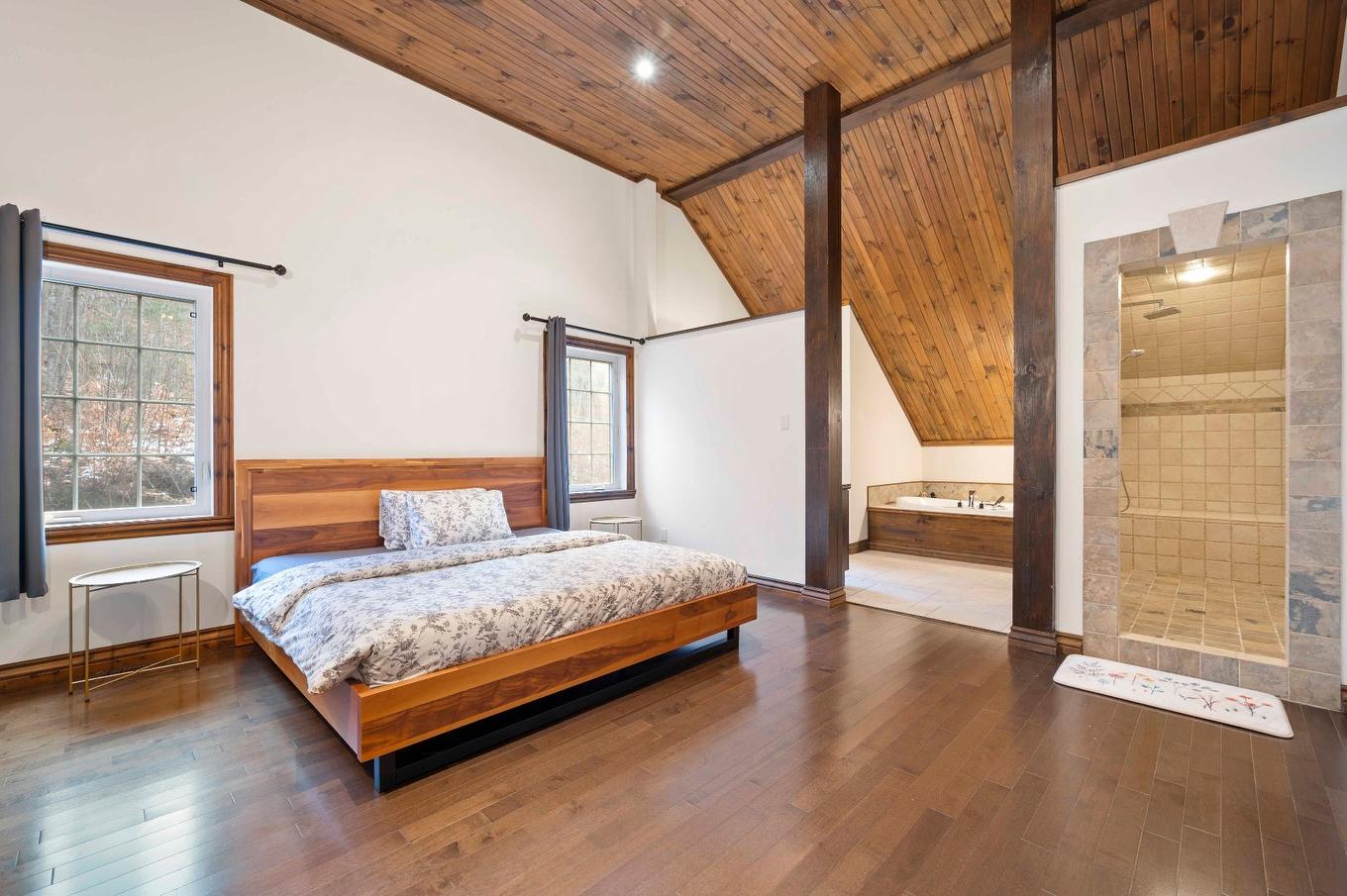 Chambre à coucher principale - 132 Ch. Du Domaine-Pépin, Amherst, QC - Indoor Photo Showing Bedroom