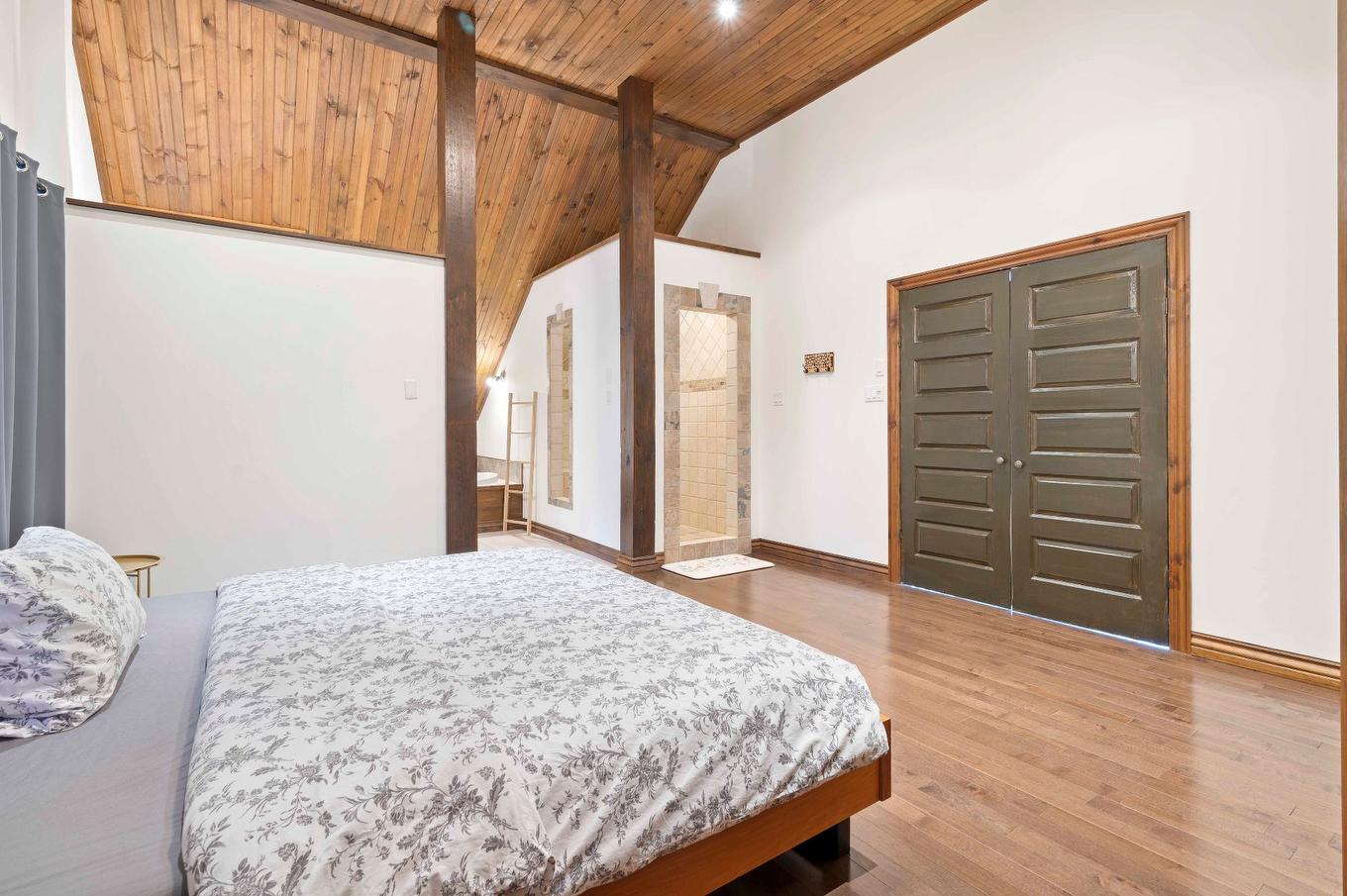 Chambre à coucher principale - 132 Ch. Du Domaine-Pépin, Amherst, QC - Indoor Photo Showing Bedroom