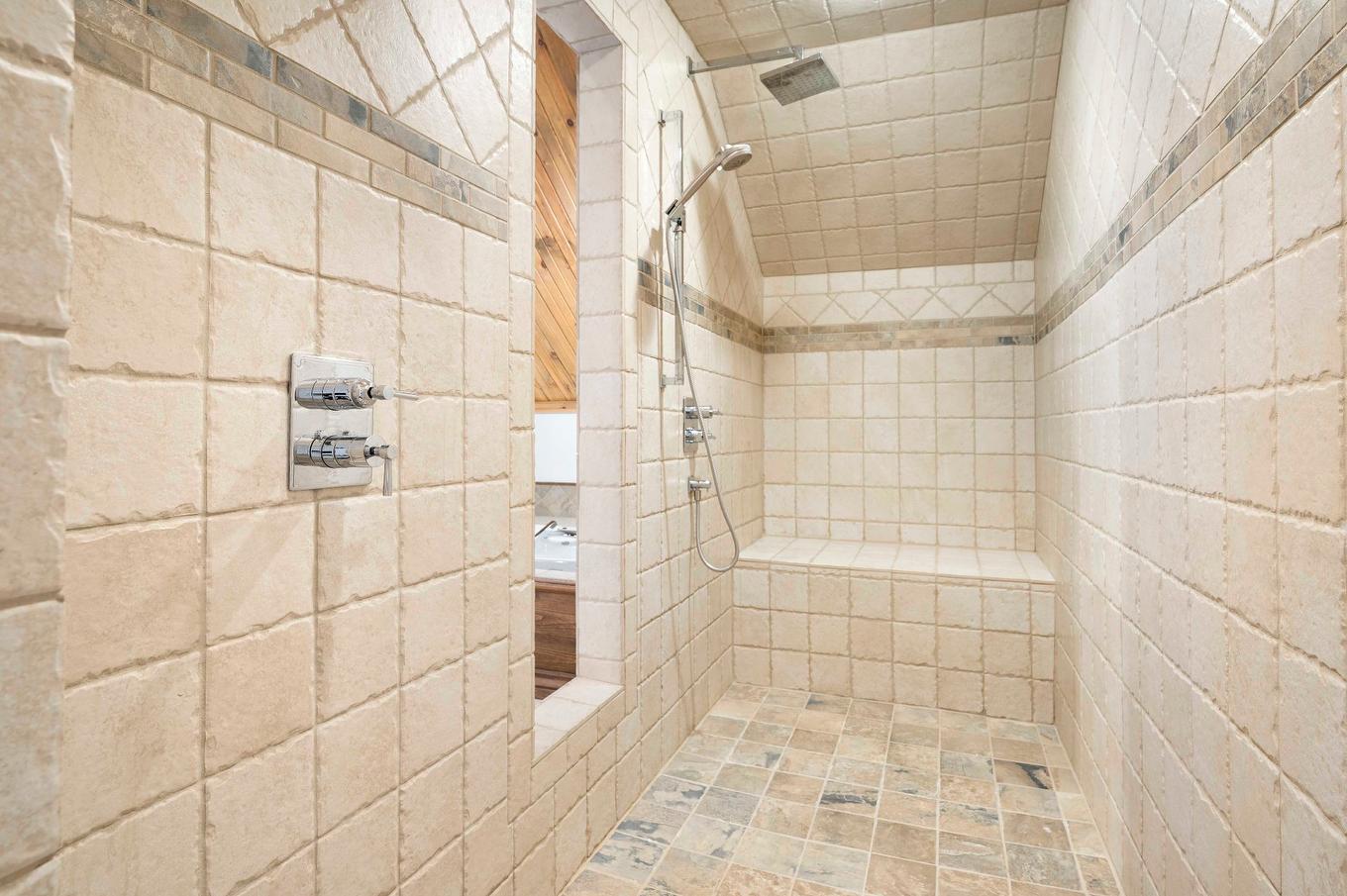 Salle de bains - 132 Ch. Du Domaine-Pépin, Amherst, QC - Indoor Photo Showing Bathroom