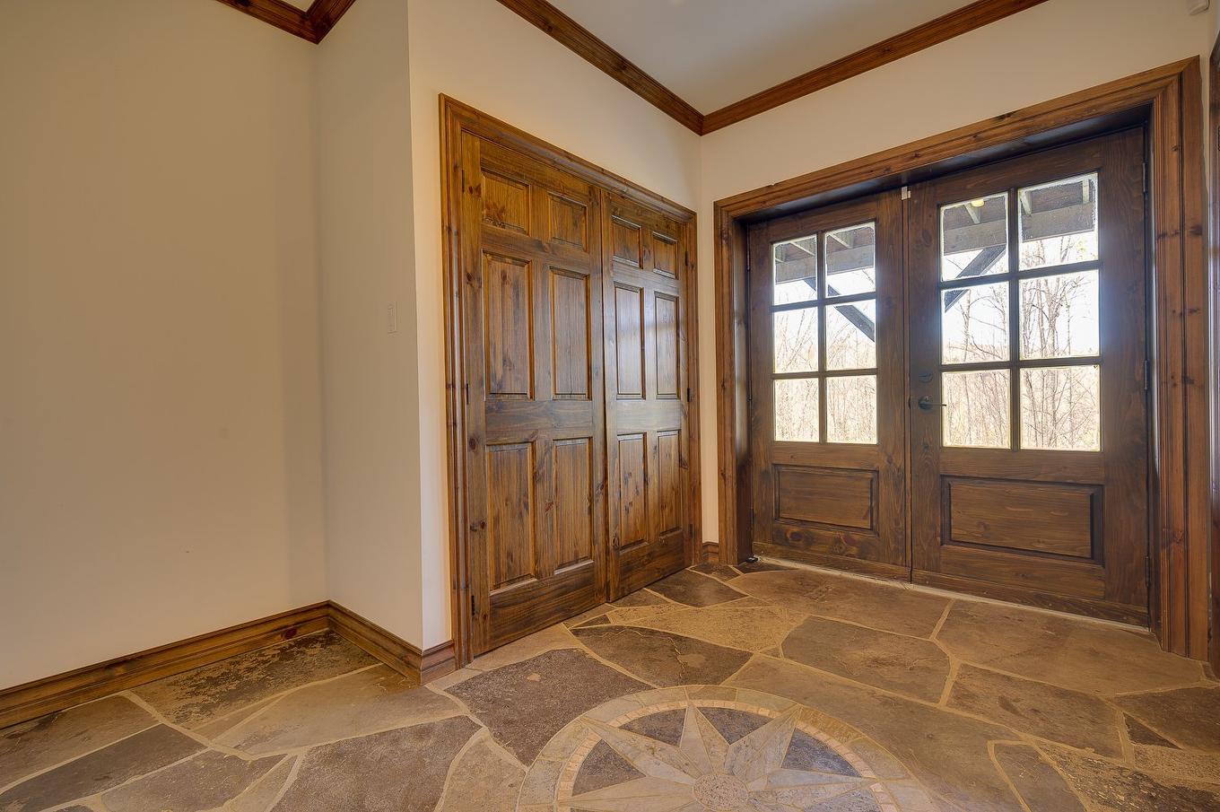 Hall d'entrée/Vestibule - 132 Ch. Du Domaine-Pépin, Amherst, QC - Indoor Photo Showing Other Room