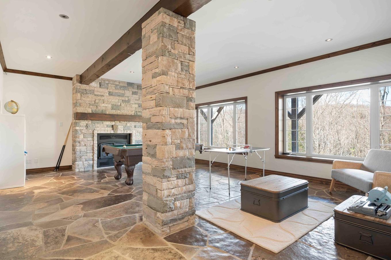 Salle familiale - 132 Ch. Du Domaine-Pépin, Amherst, QC - Indoor With Fireplace