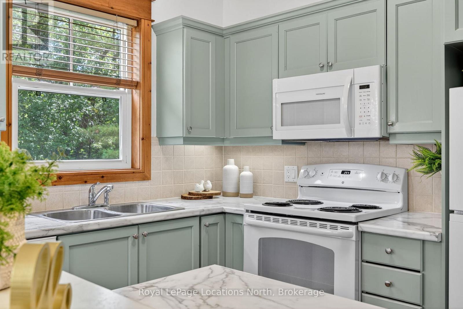 121 - 170 Snowbridge Way, Blue Mountains, ON - Indoor Photo Showing Kitchen With Double Sink