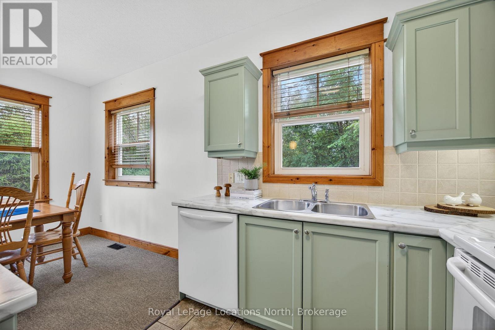 121 - 170 Snowbridge Way, Blue Mountains, ON - Indoor Photo Showing Kitchen With Double Sink