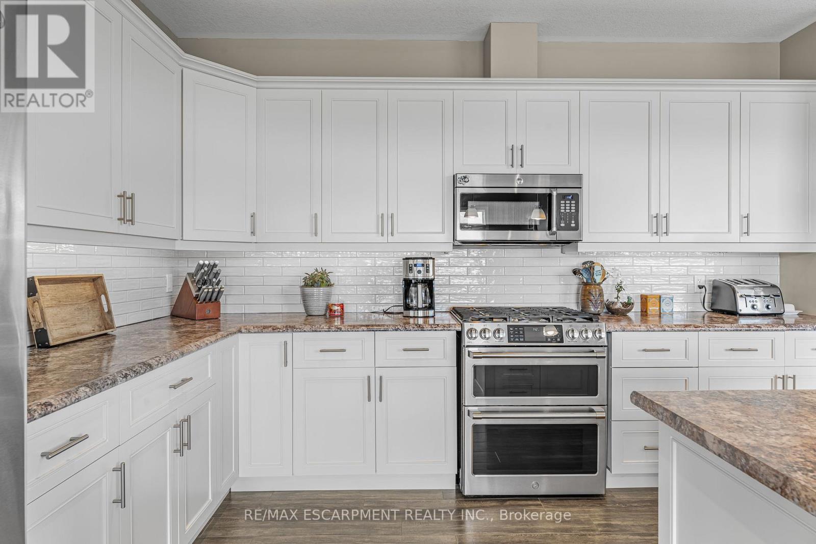 3 Silverthorne Court, Haldimand, ON - Indoor Photo Showing Kitchen With Upgraded Kitchen