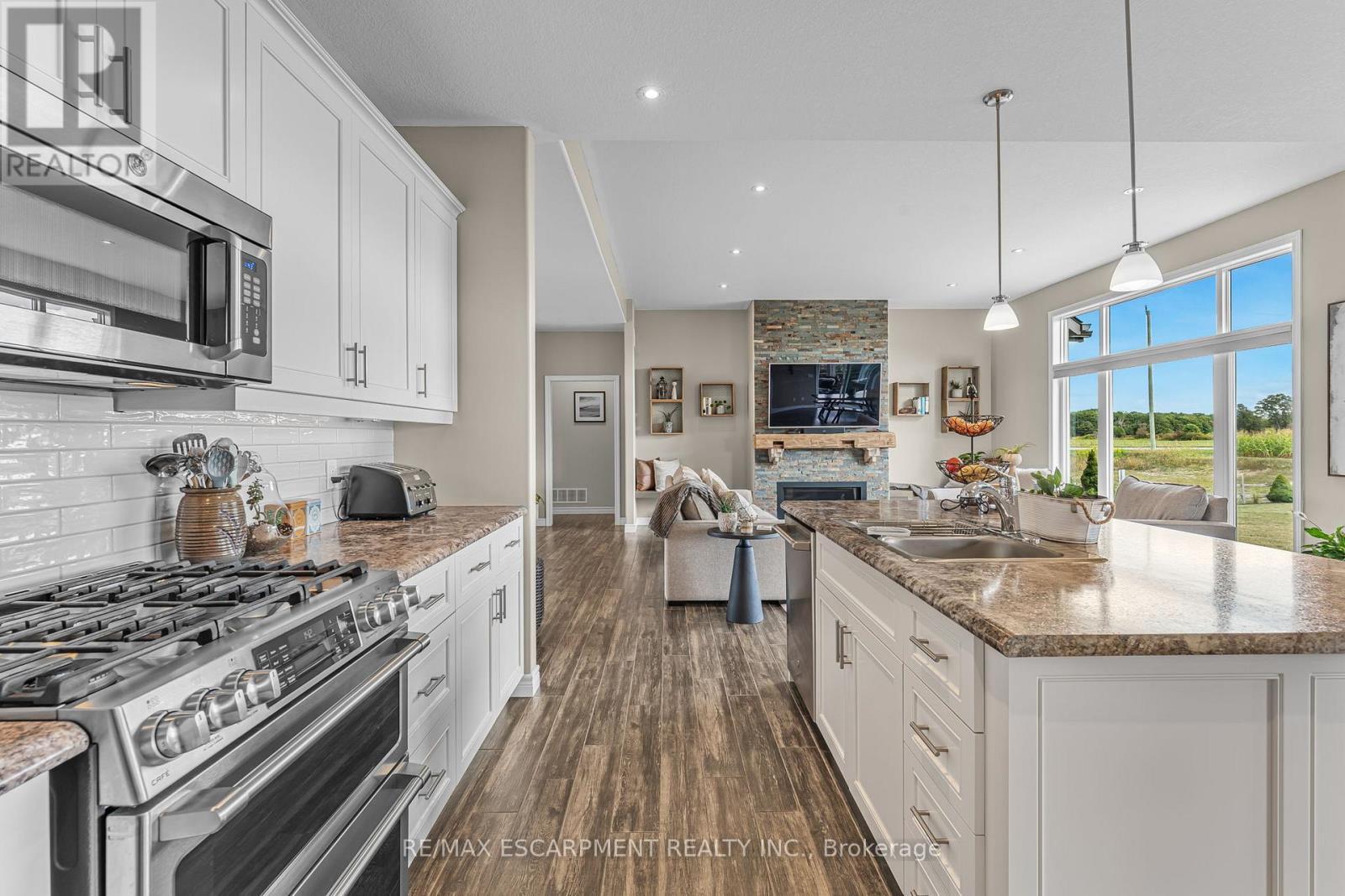 3 Silverthorne Court, Haldimand, ON - Indoor Photo Showing Kitchen With Stainless Steel Kitchen With Double Sink With Upgraded Kitchen