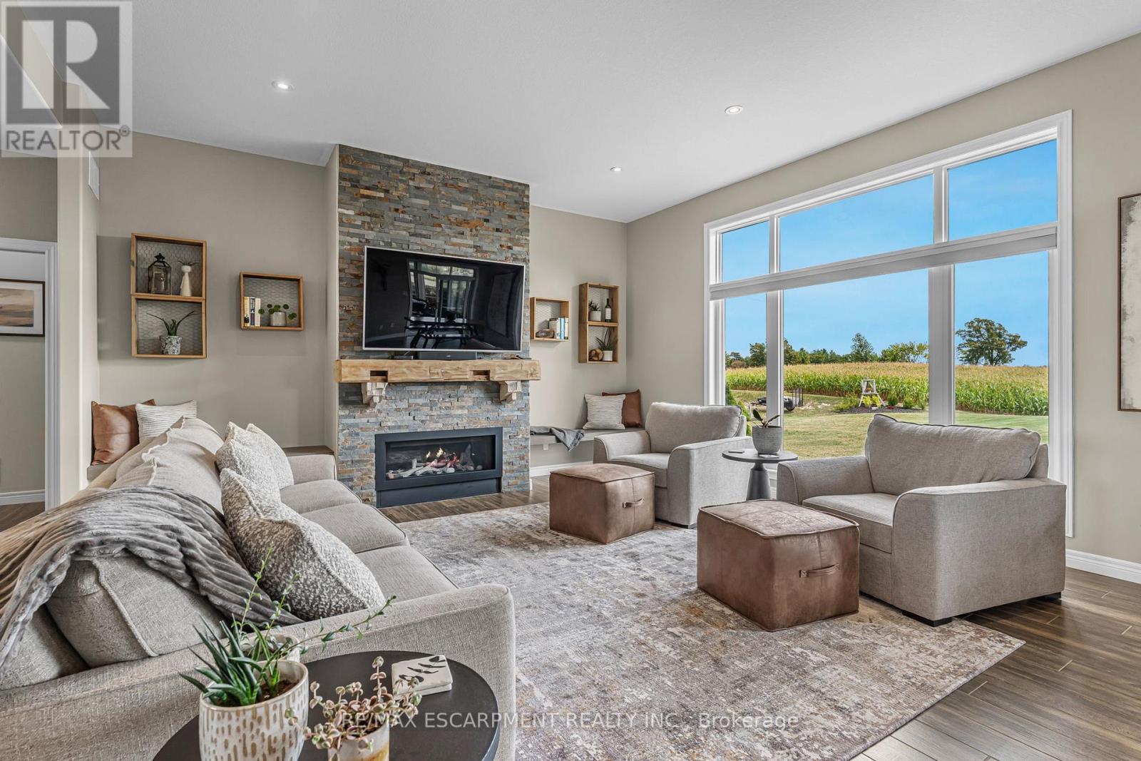 3 Silverthorne Court, Haldimand, ON - Indoor Photo Showing Living Room With Fireplace