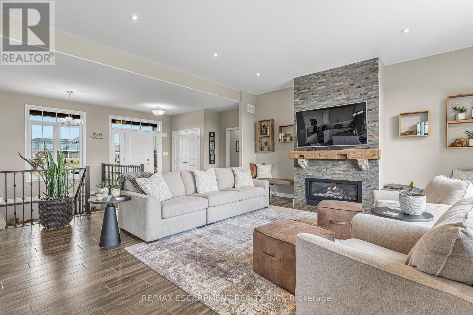 3 Silverthorne Court, Haldimand, ON - Indoor Photo Showing Living Room With Fireplace