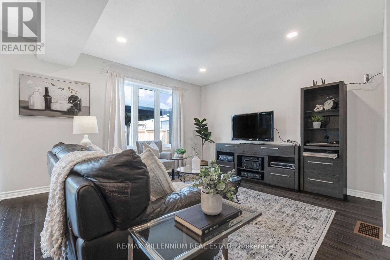 365 Beech Street, Lucan Biddulph, ON - Indoor Photo Showing Living Room