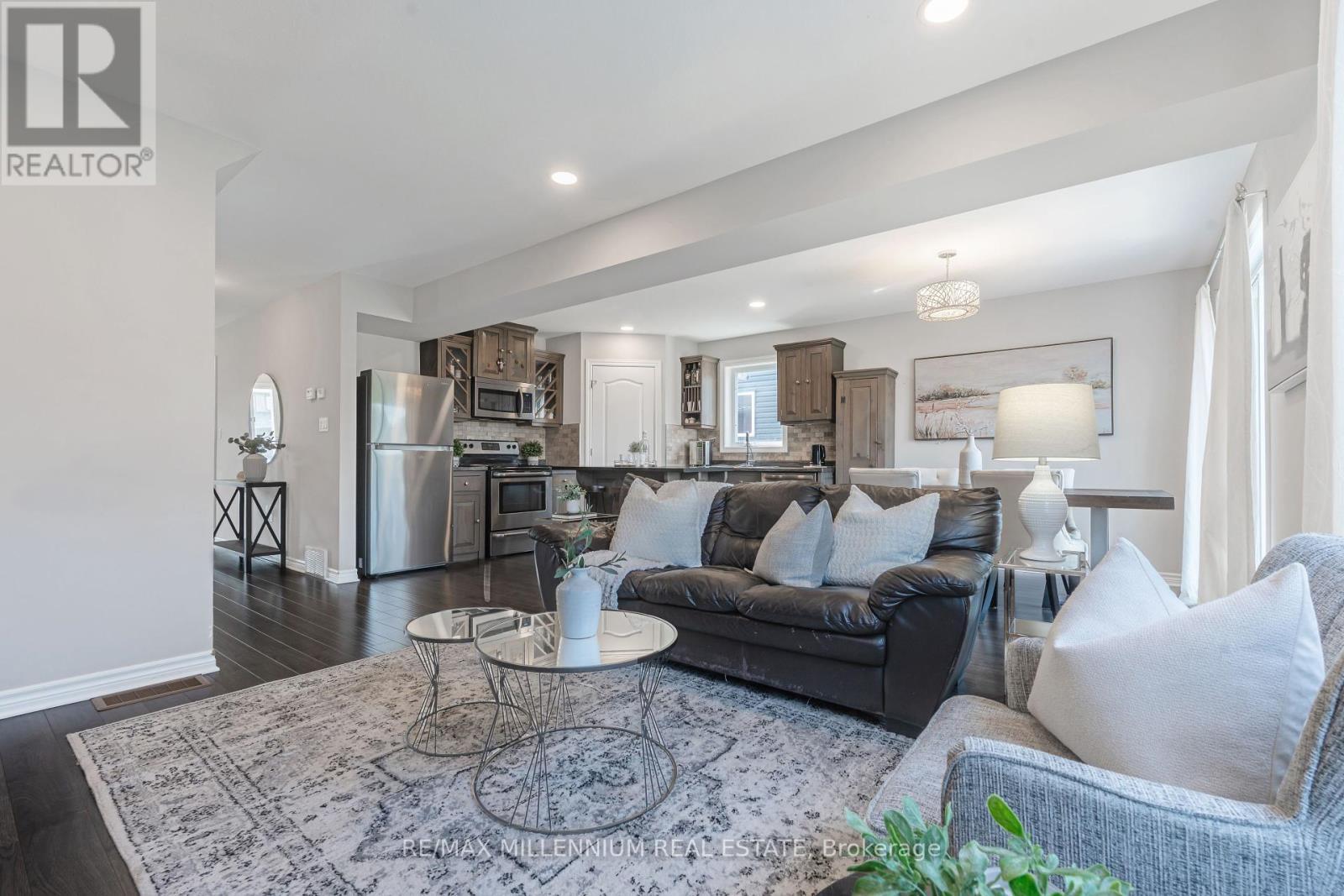 365 Beech Street, Lucan Biddulph, ON - Indoor Photo Showing Living Room