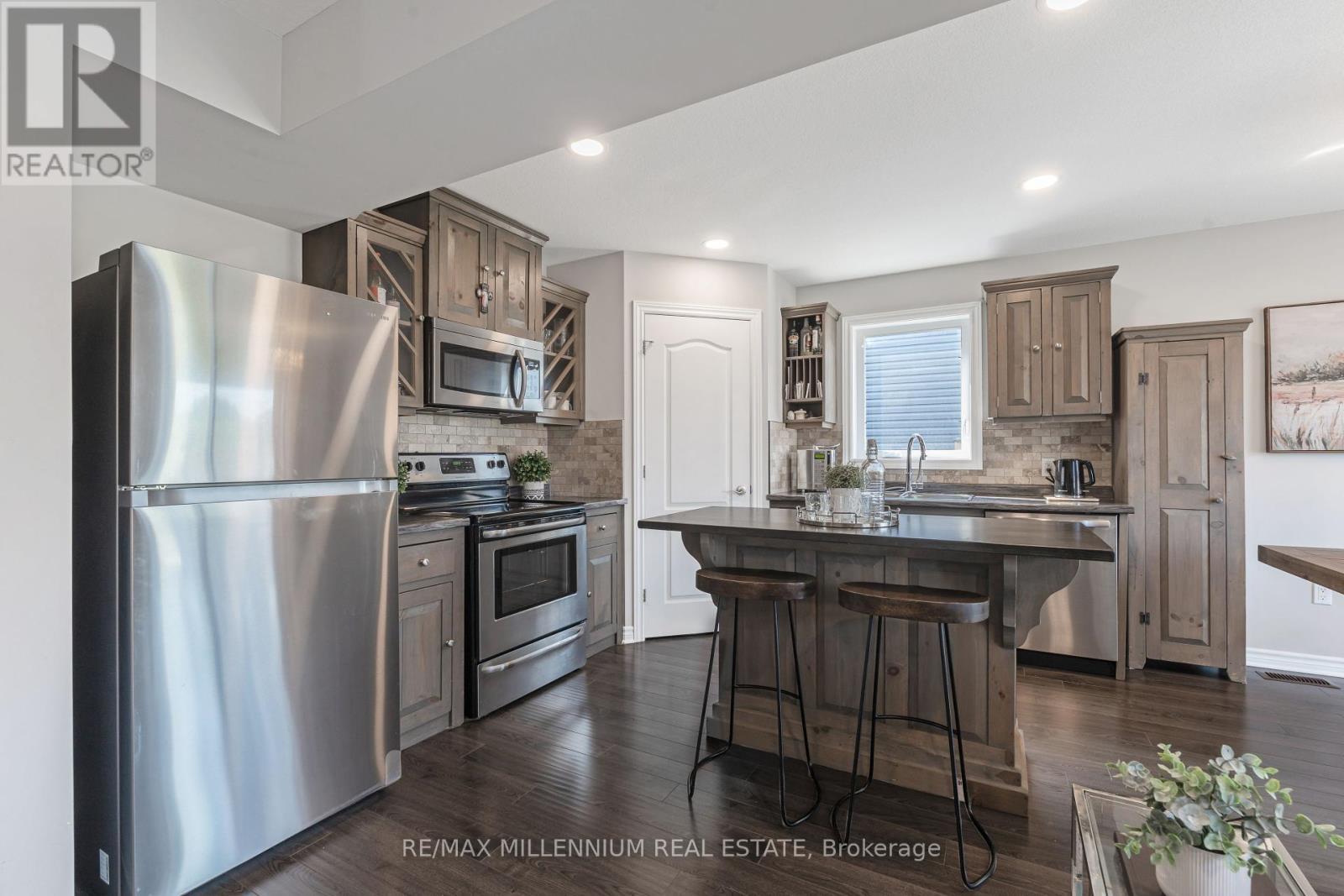 365 Beech Street, Lucan Biddulph, ON - Indoor Photo Showing Kitchen With Upgraded Kitchen