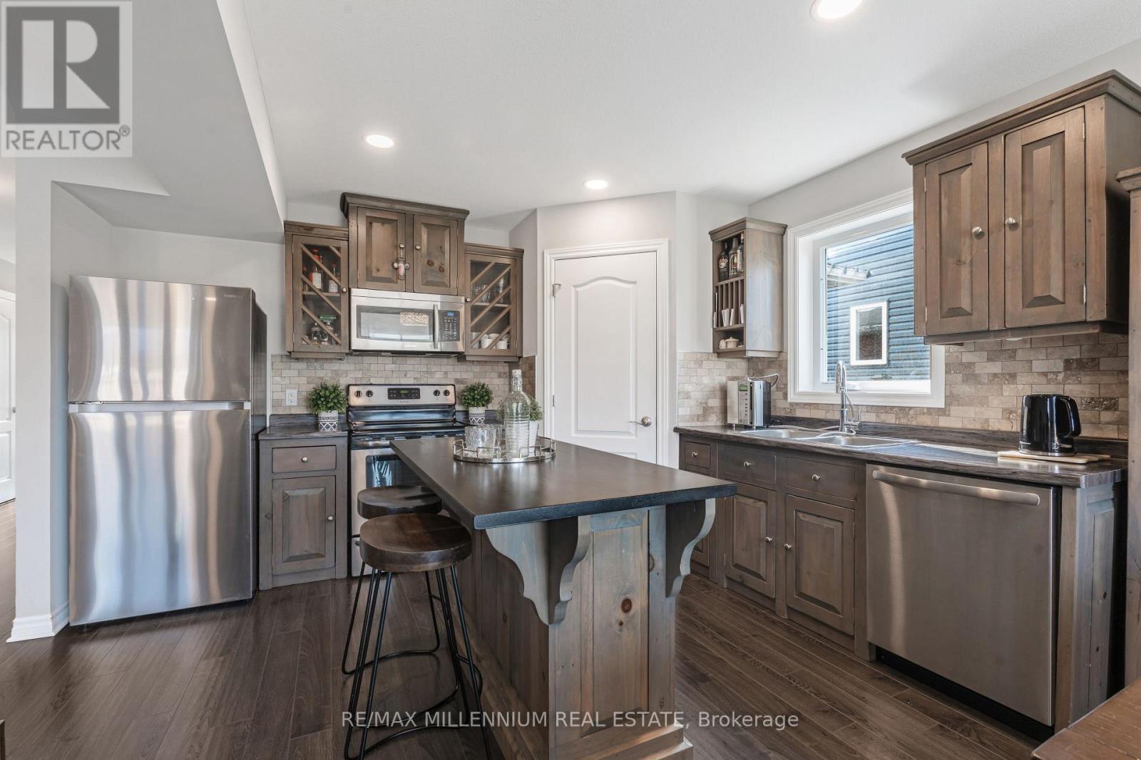 365 Beech Street, Lucan Biddulph, ON - Indoor Photo Showing Kitchen With Upgraded Kitchen