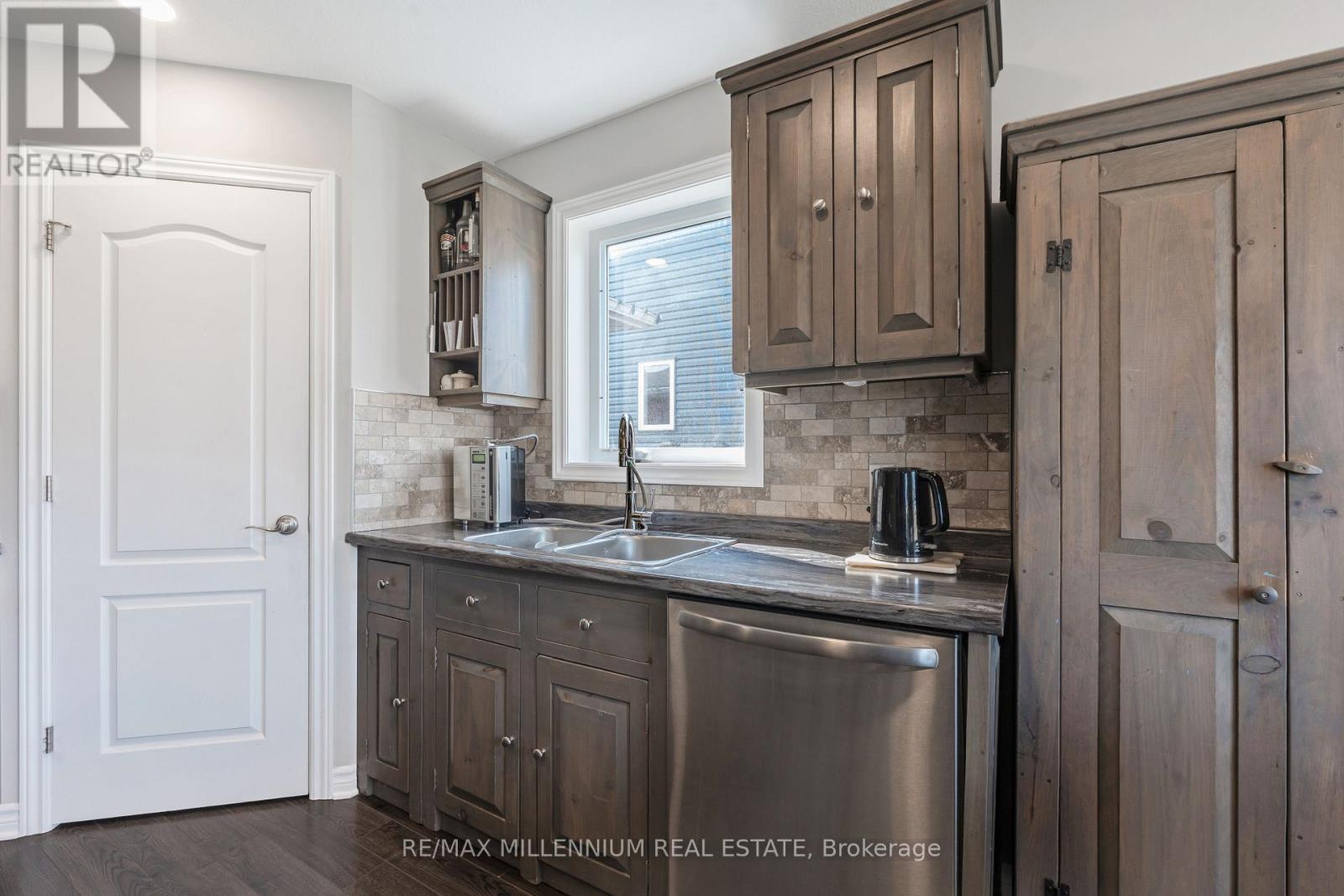365 Beech Street, Lucan Biddulph, ON - Indoor Photo Showing Kitchen With Double Sink