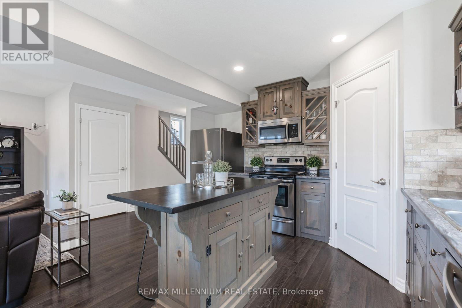 365 Beech Street, Lucan Biddulph, ON - Indoor Photo Showing Kitchen With Double Sink