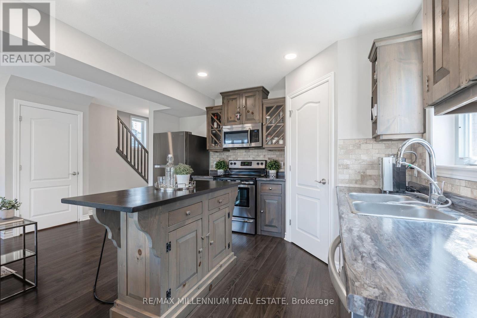 365 Beech Street, Lucan Biddulph, ON - Indoor Photo Showing Kitchen With Double Sink With Upgraded Kitchen