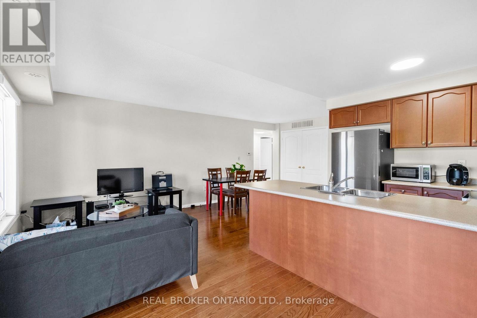 27 - 649E Warden Avenue, Toronto, ON - Indoor Photo Showing Kitchen With Double Sink