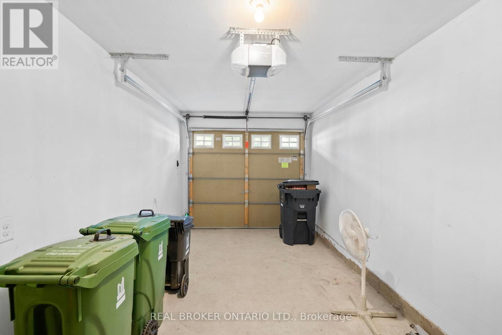 27 - 649E Warden Avenue, Toronto, ON - Indoor Photo Showing Garage