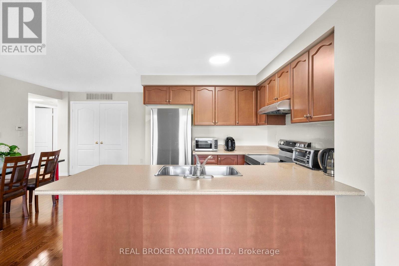 27 - 649E Warden Avenue, Toronto, ON - Indoor Photo Showing Kitchen With Double Sink