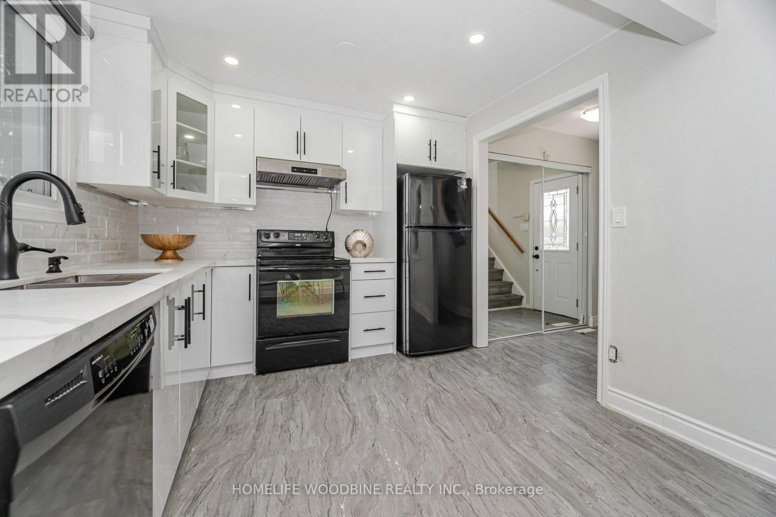22 Highview Trail, Brampton, ON - Indoor Photo Showing Kitchen With Double Sink With Upgraded Kitchen