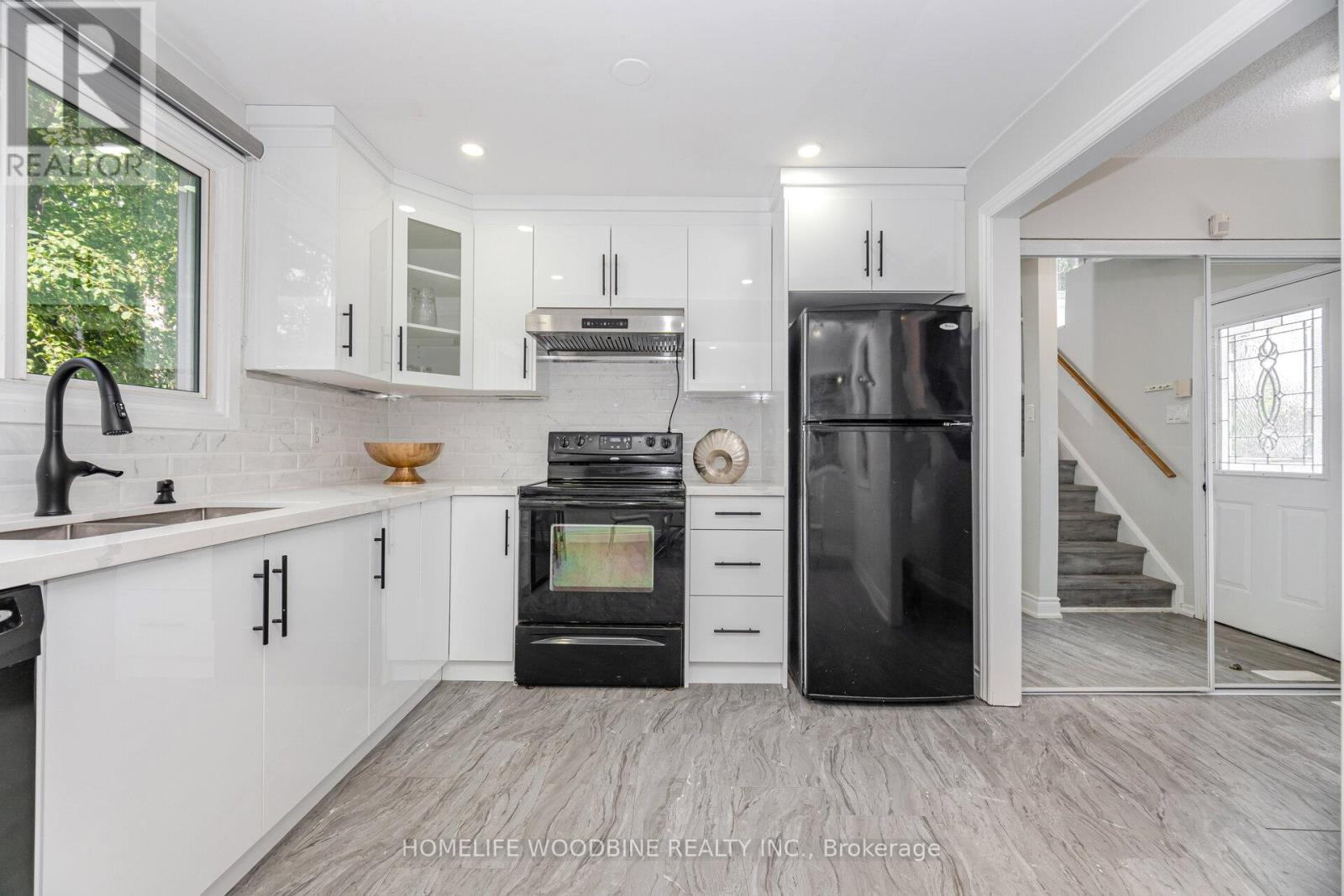 22 Highview Trail, Brampton, ON - Indoor Photo Showing Kitchen With Upgraded Kitchen