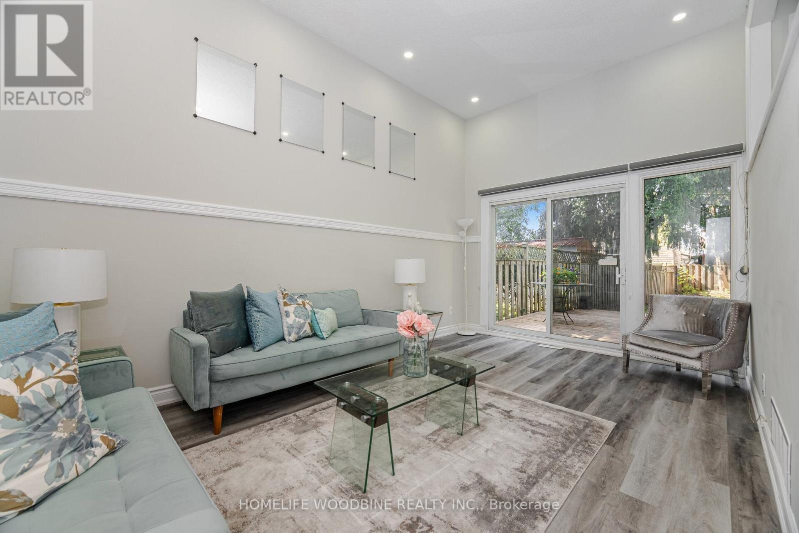 22 Highview Trail, Brampton, ON - Indoor Photo Showing Living Room