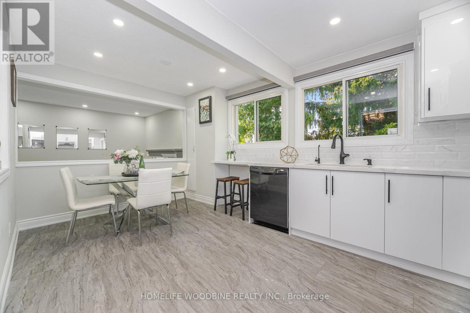 22 Highview Trail, Brampton, ON - Indoor Photo Showing Dining Room
