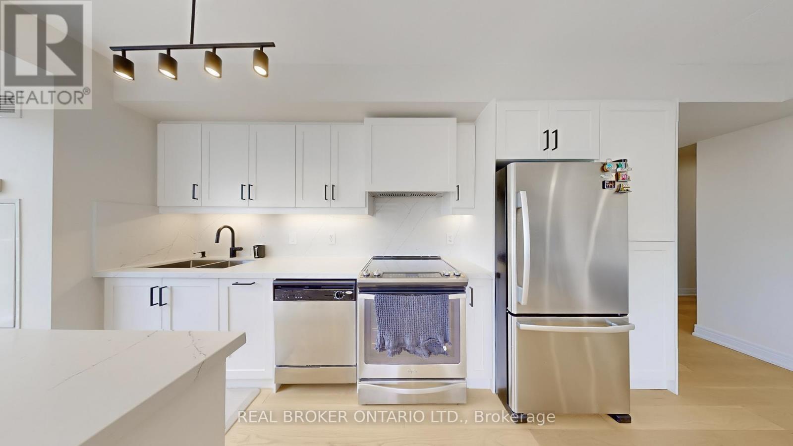 415 - 701 Sheppard Avenue W, Toronto, ON - Indoor Photo Showing Kitchen With Stainless Steel Kitchen With Double Sink
