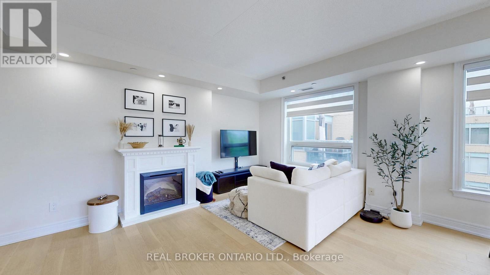 415 - 701 Sheppard Avenue W, Toronto, ON - Indoor With Fireplace