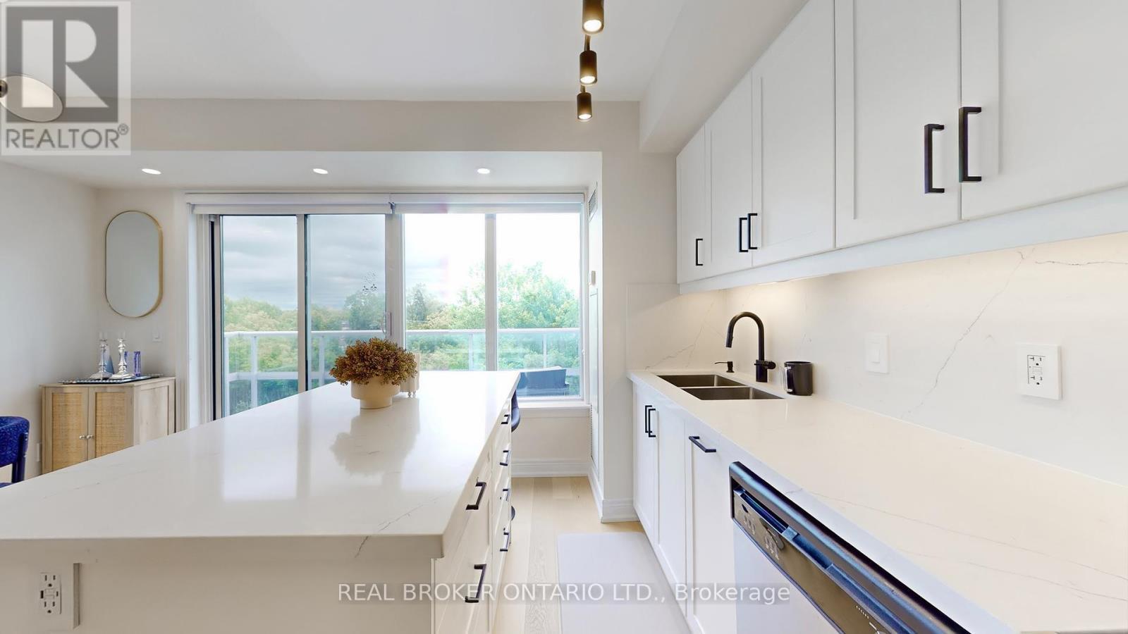 415 - 701 Sheppard Avenue W, Toronto, ON - Indoor Photo Showing Kitchen With Double Sink With Upgraded Kitchen