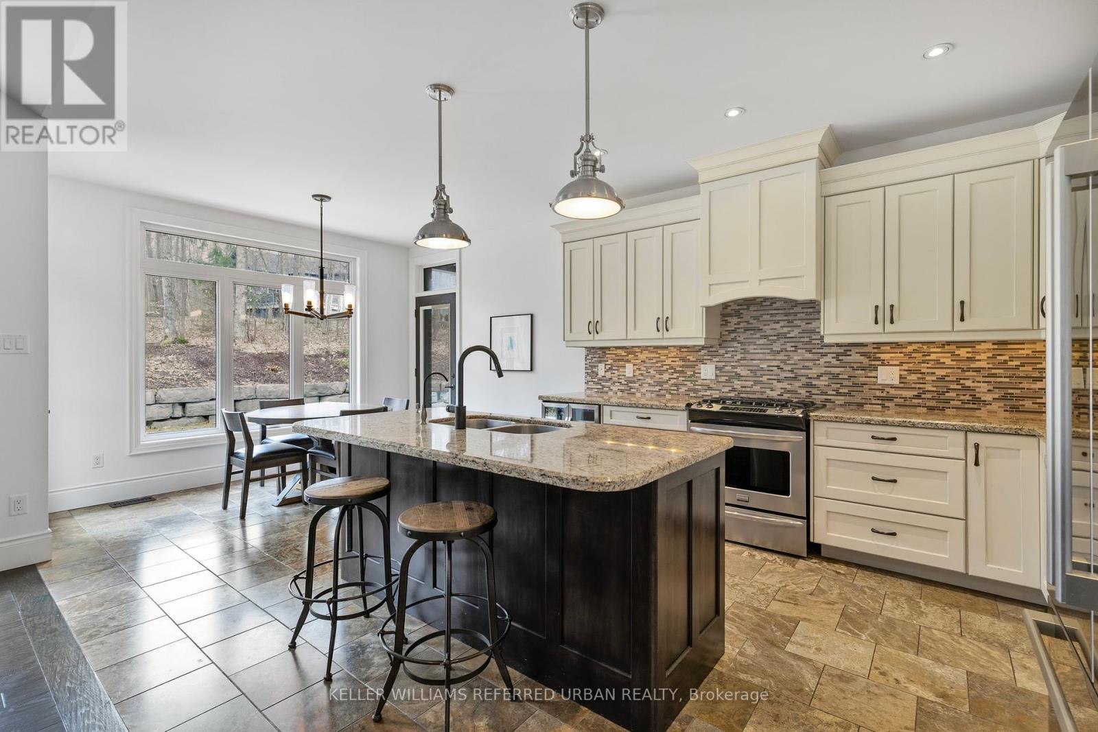 25 Heron Boulevard, Springwater, ON - Indoor Photo Showing Kitchen With Upgraded Kitchen