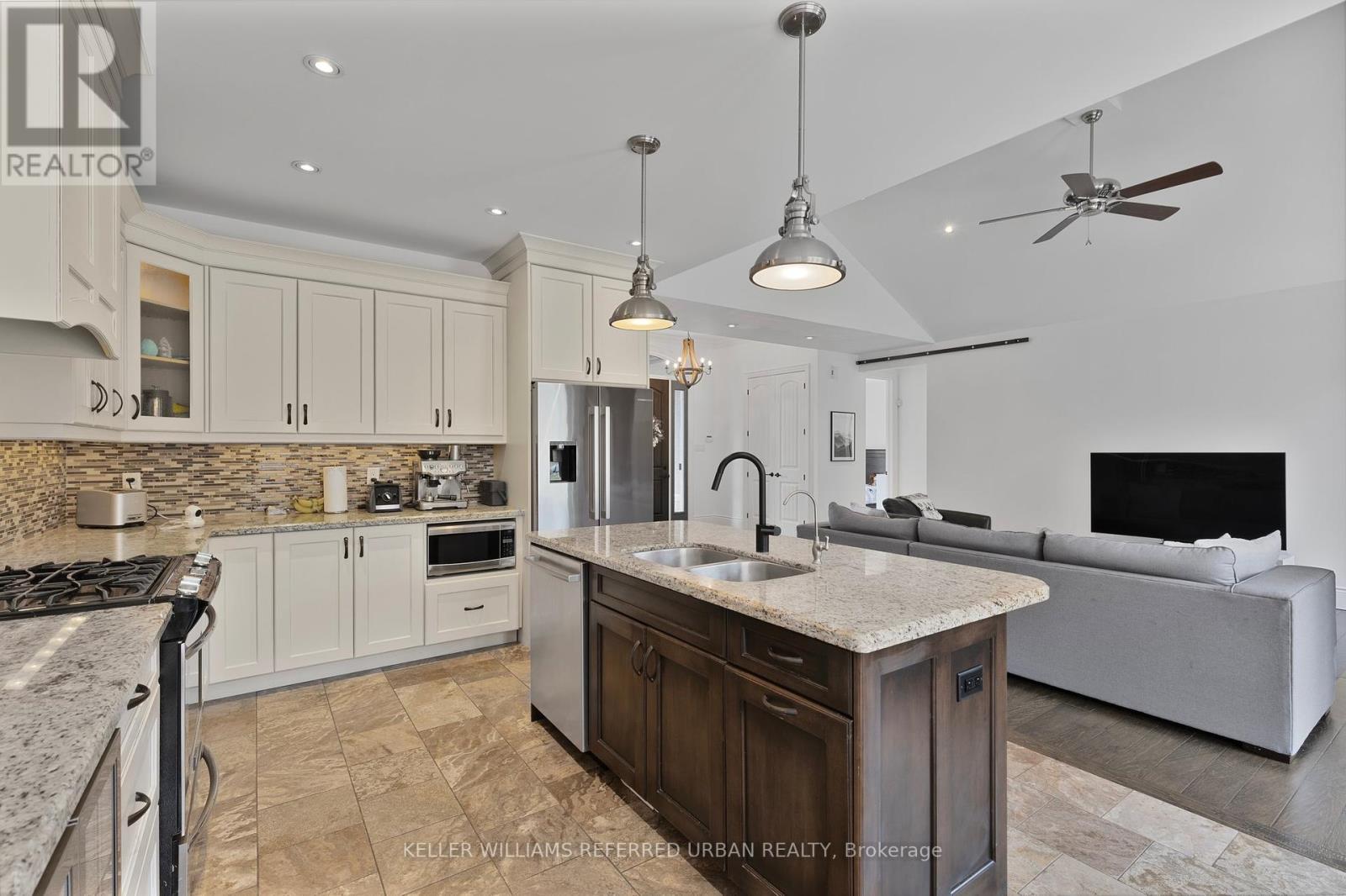 25 Heron Boulevard, Springwater, ON - Indoor Photo Showing Kitchen With Double Sink With Upgraded Kitchen