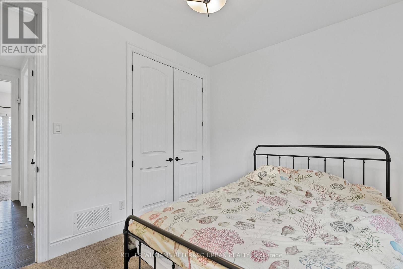 25 Heron Boulevard, Springwater, ON - Indoor Photo Showing Bedroom