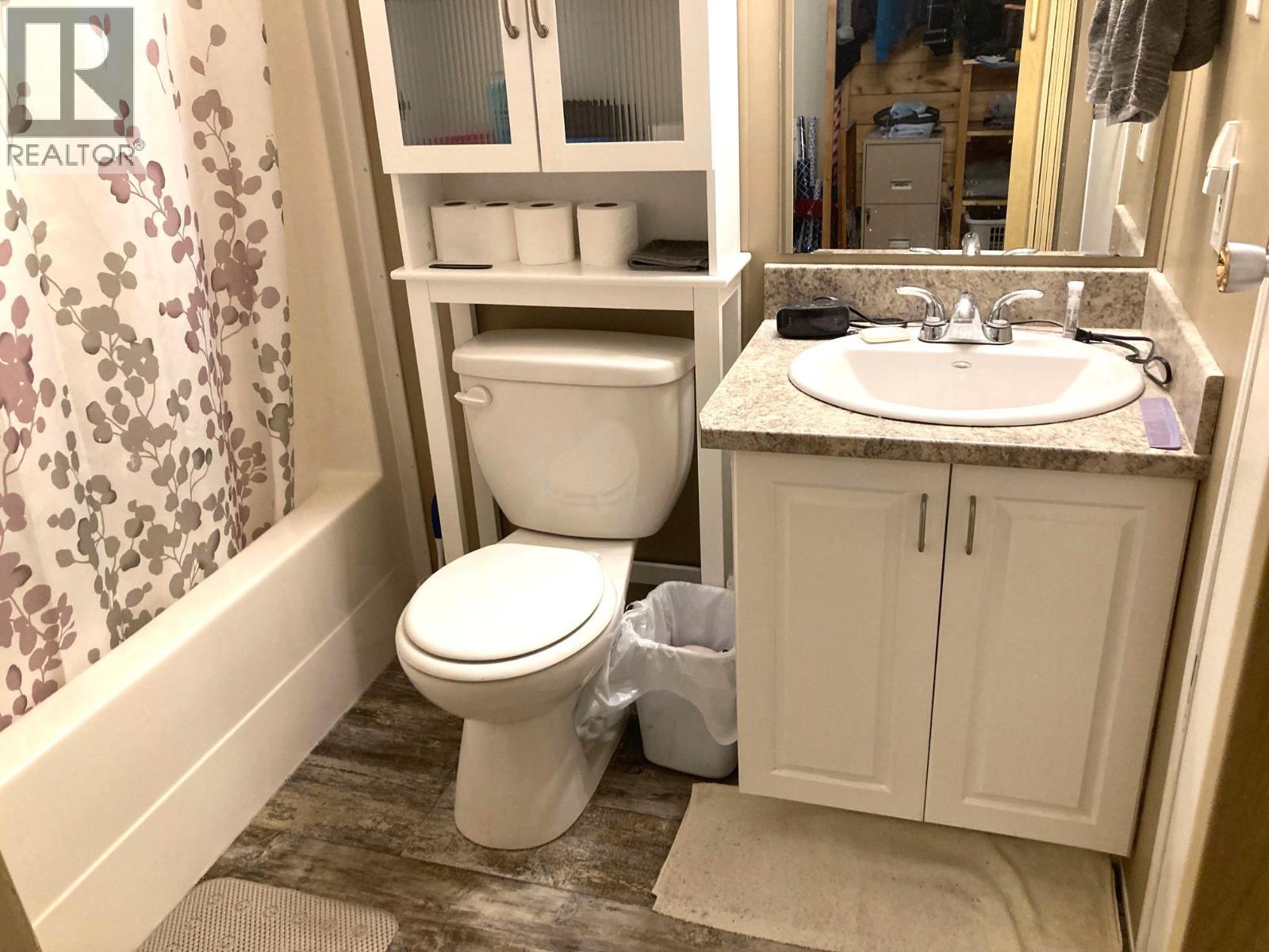 main bathroom - 1420 Trans Canada Highway Unit# 28, Sorrento, BC