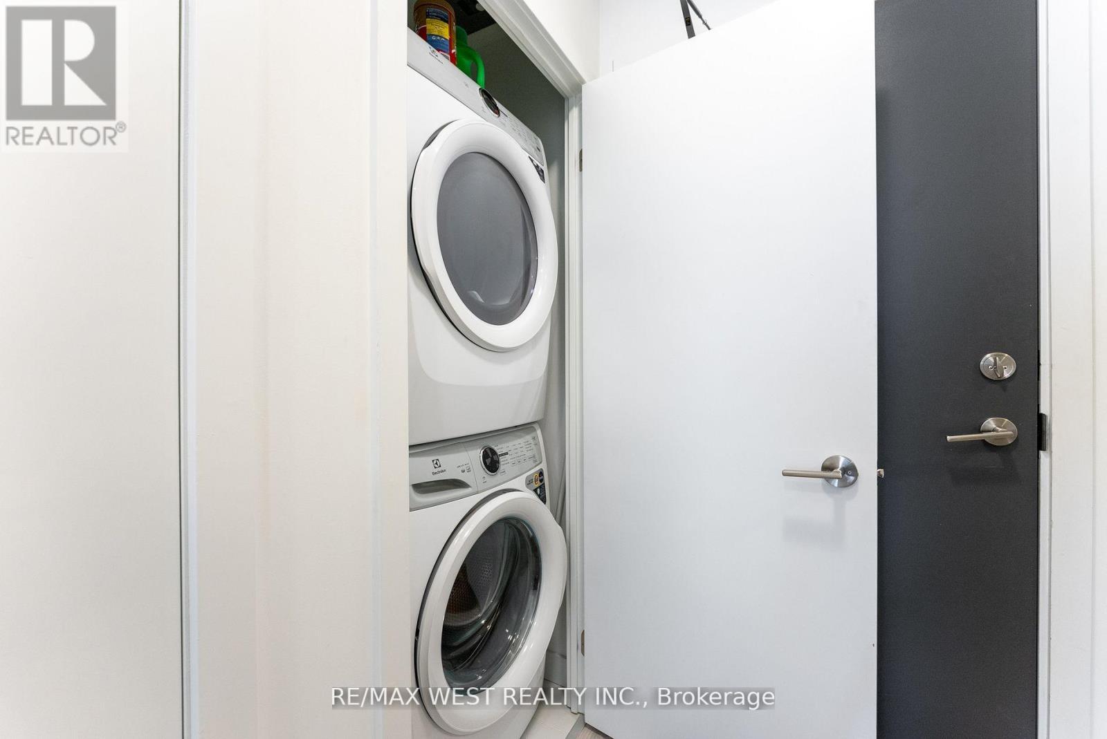 314 - 8 Olympic Garden, Toronto, ON - Indoor Photo Showing Laundry Room