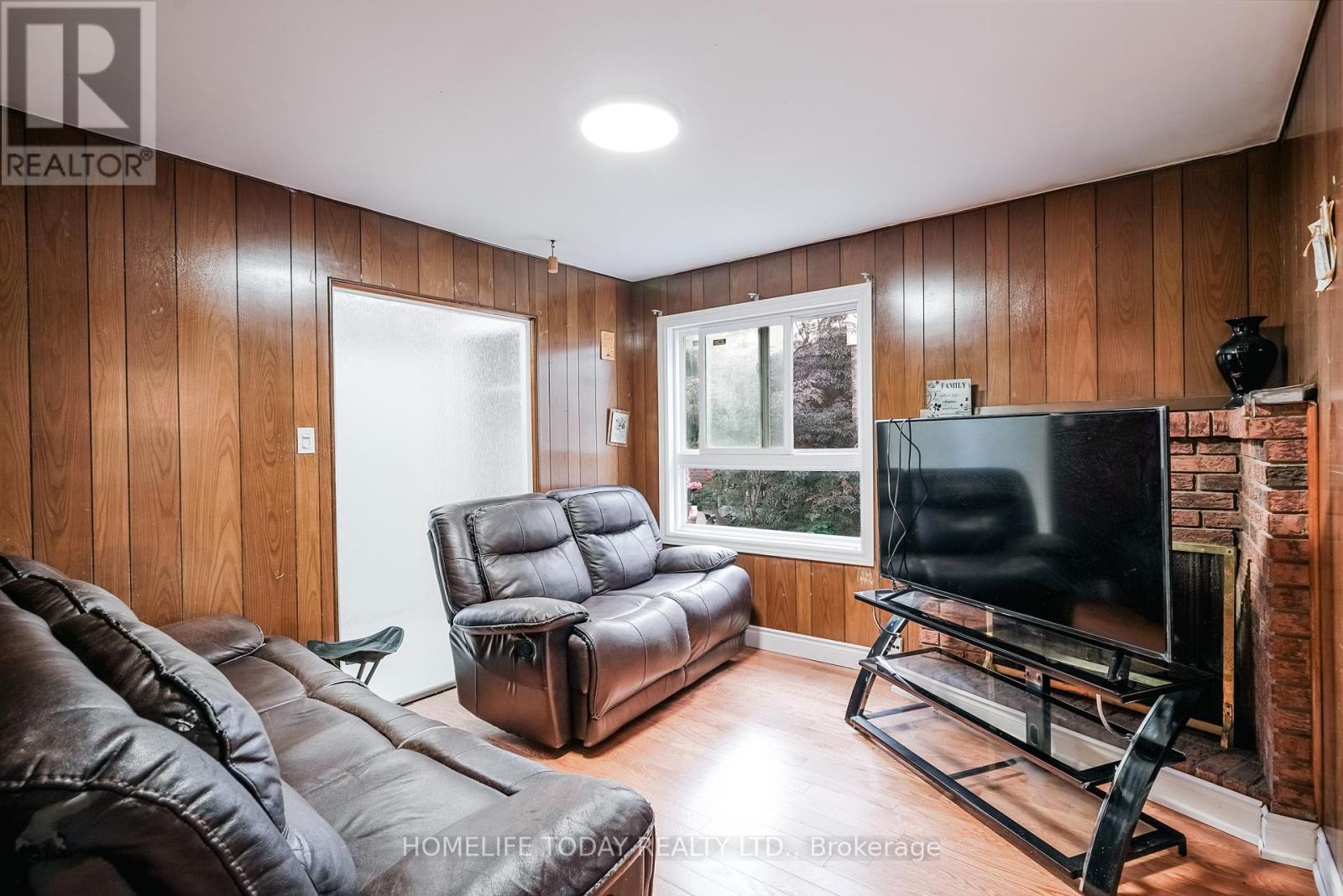 122 Valdor Drive, Toronto, ON - Indoor Photo Showing Living Room