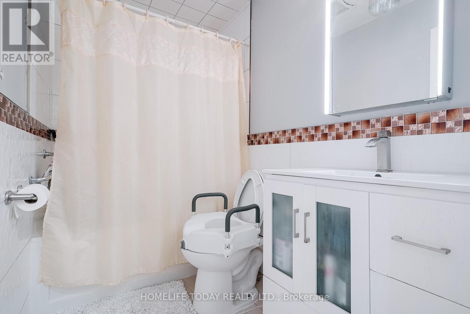 122 Valdor Drive, Toronto, ON - Indoor Photo Showing Bathroom