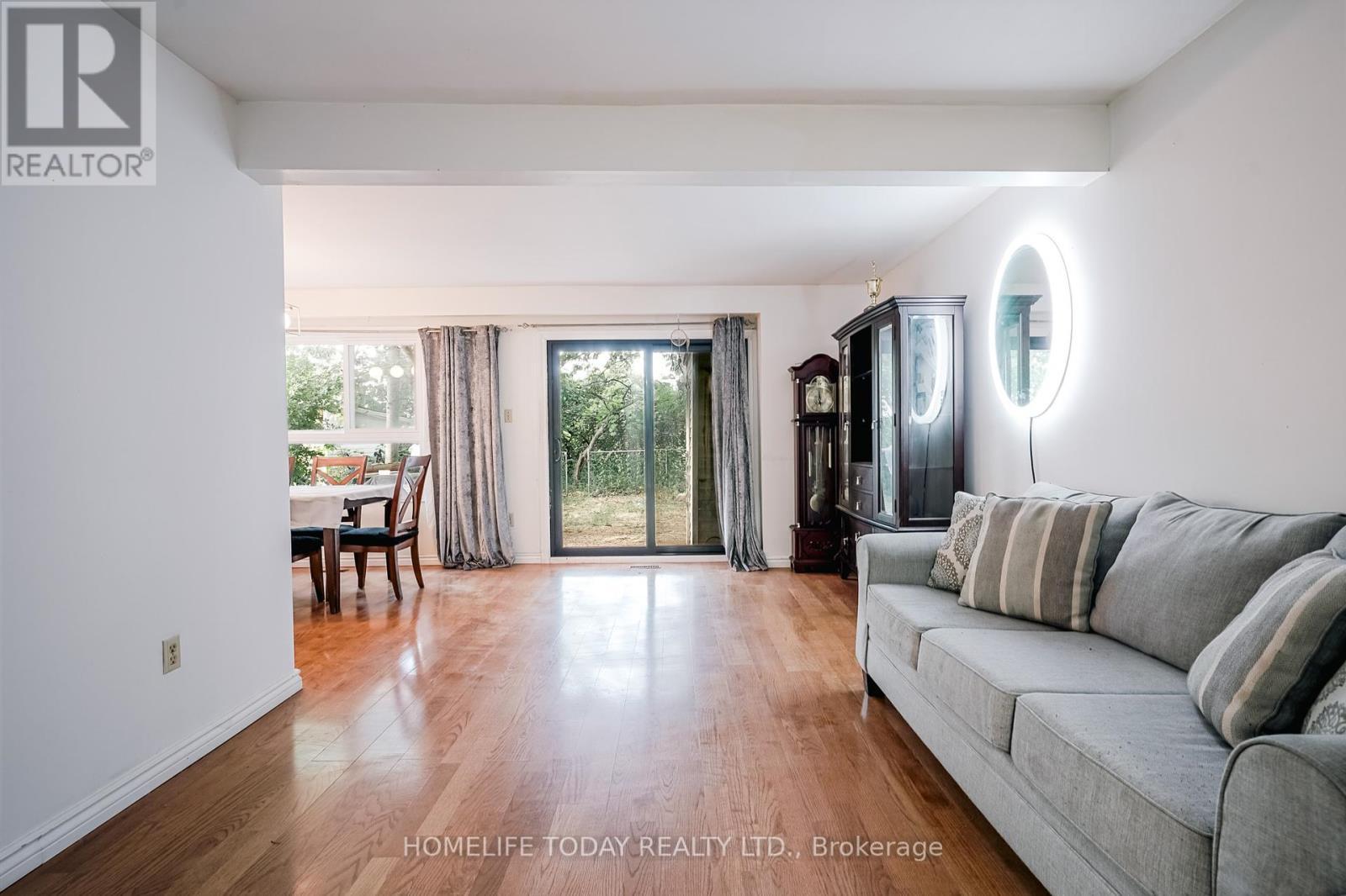 122 Valdor Drive, Toronto, ON - Indoor Photo Showing Living Room