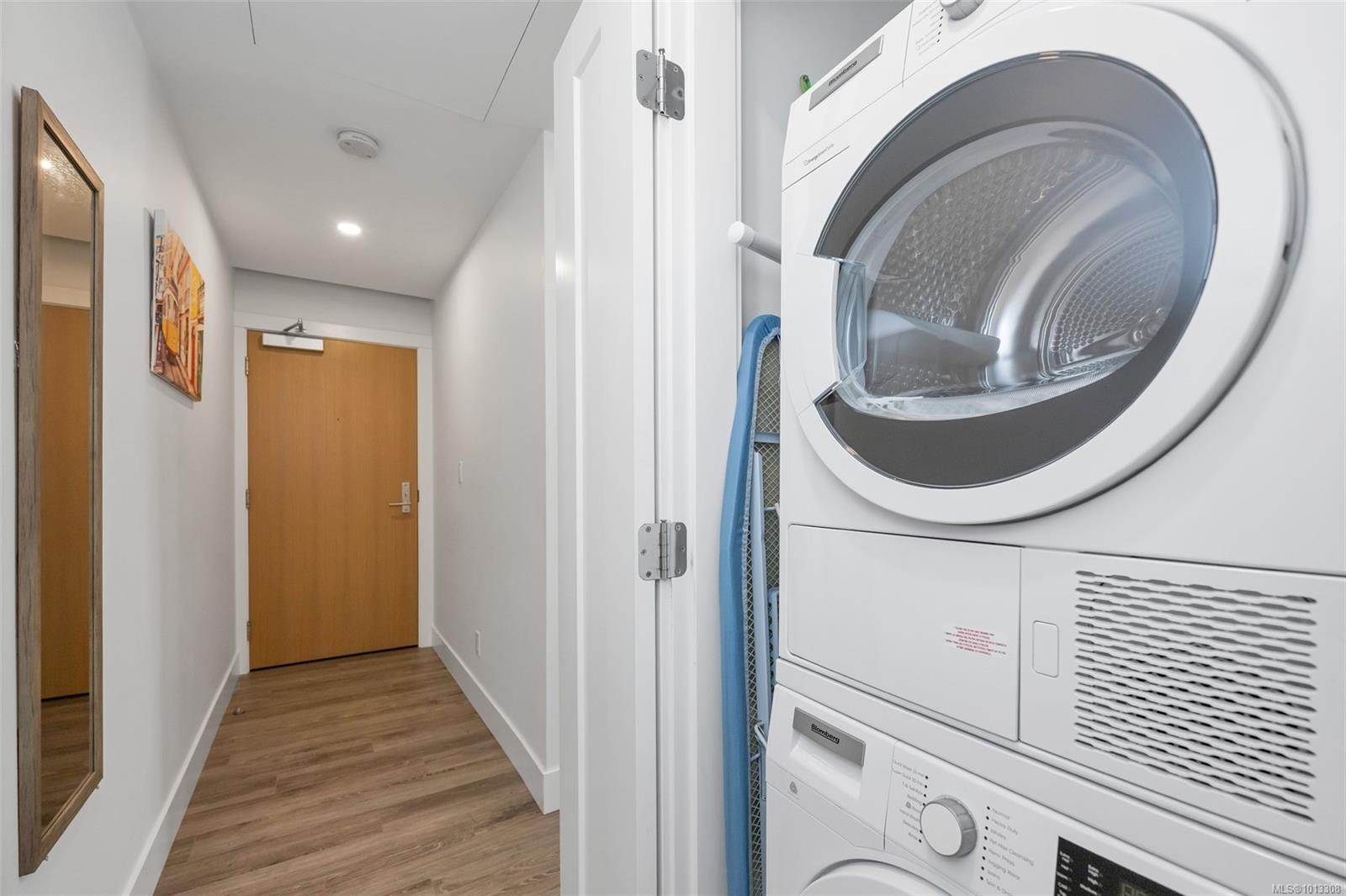 709-777 Herald St, Victoria, BC - Indoor Photo Showing Laundry Room