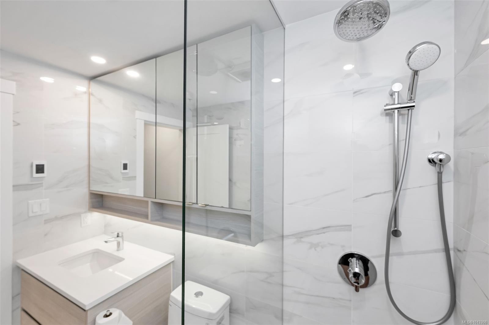 709-777 Herald St, Victoria, BC - Indoor Photo Showing Bathroom