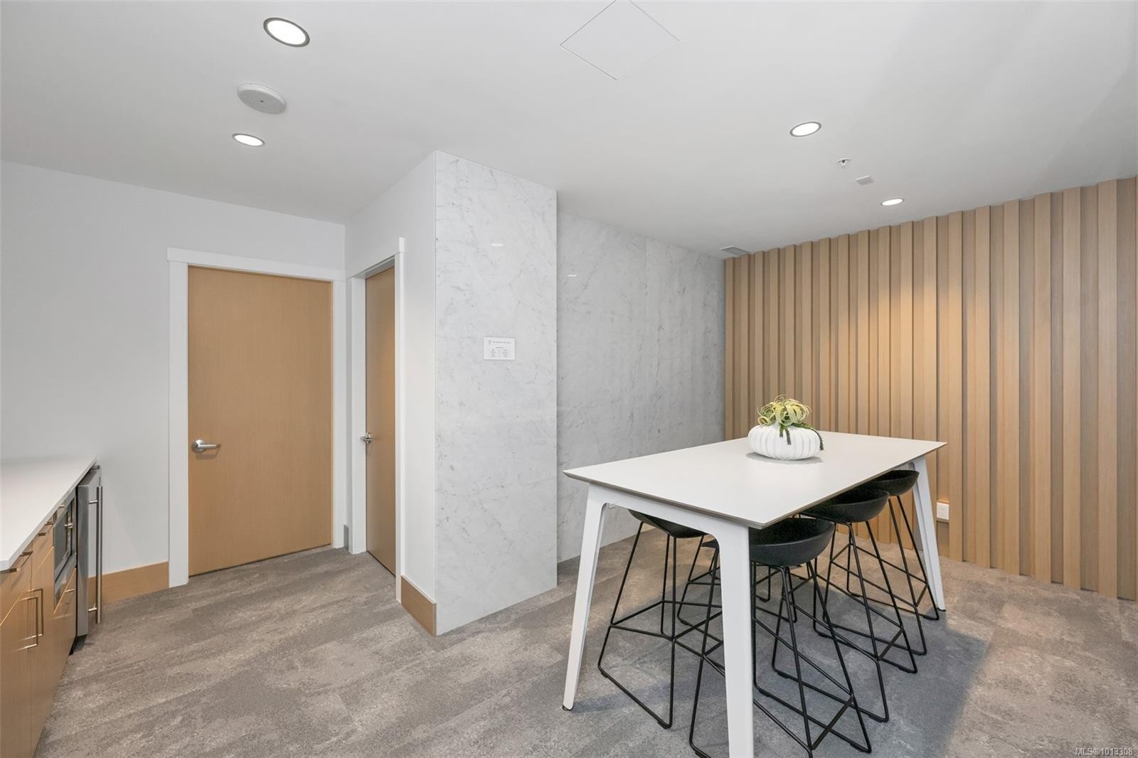 709-777 Herald St, Victoria, BC - Indoor Photo Showing Other Room