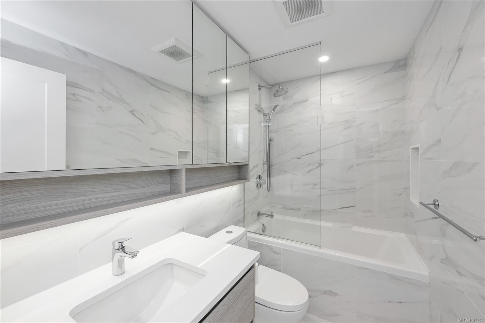 709-777 Herald St, Victoria, BC - Indoor Photo Showing Bathroom