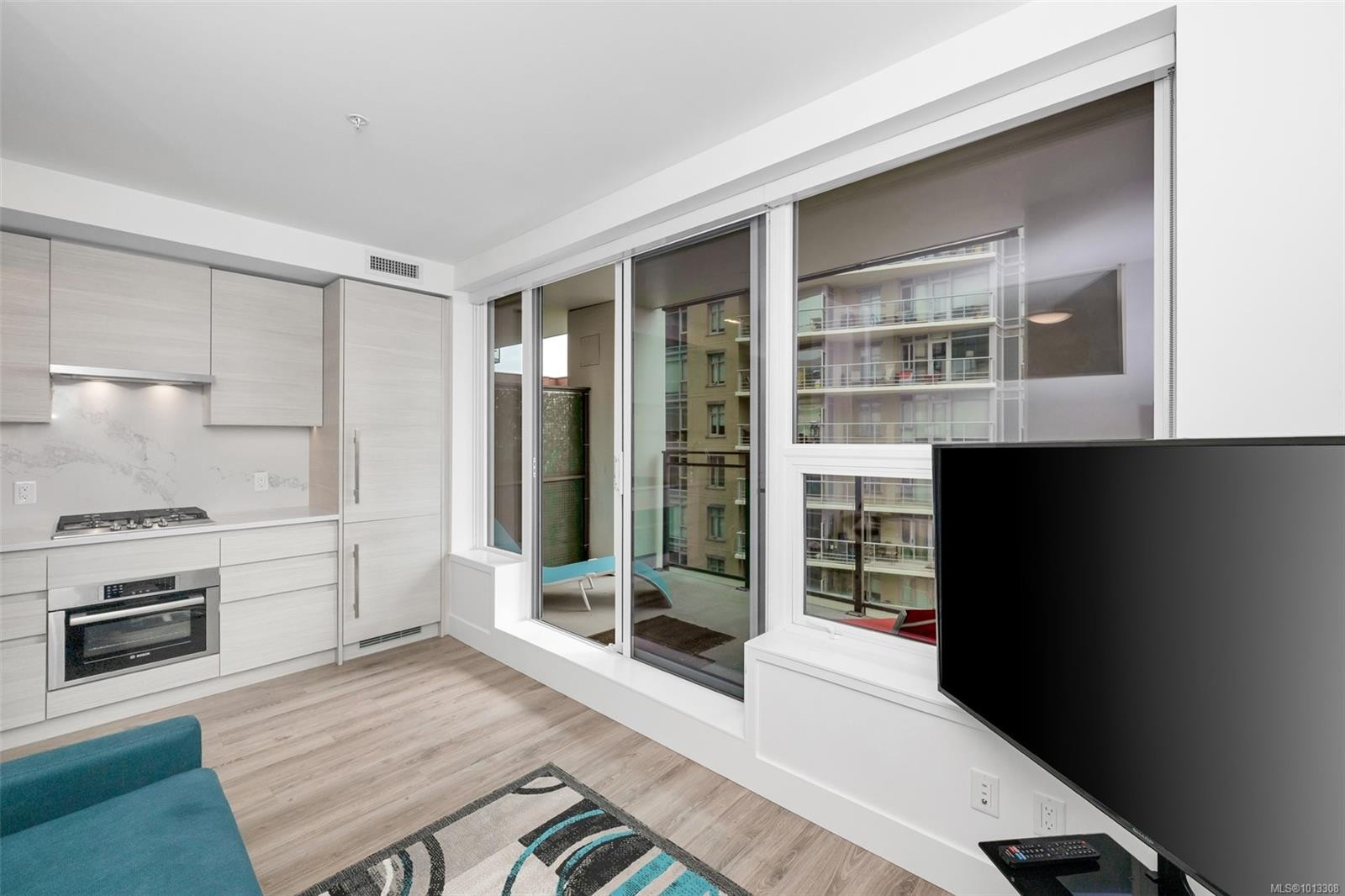709-777 Herald St, Victoria, BC - Indoor Photo Showing Kitchen