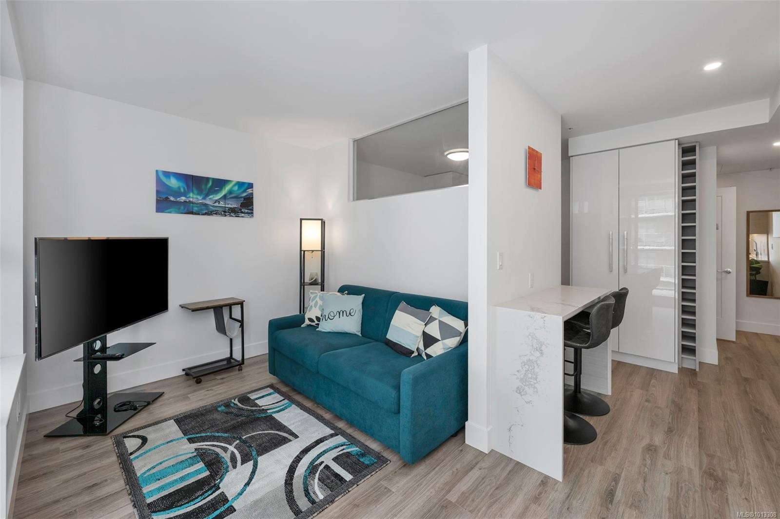 709-777 Herald St, Victoria, BC - Indoor Photo Showing Living Room